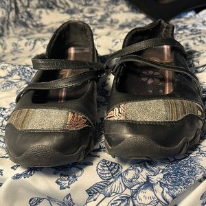 Skechers size 7.5. Relaxed fit. Hook and loop closure.